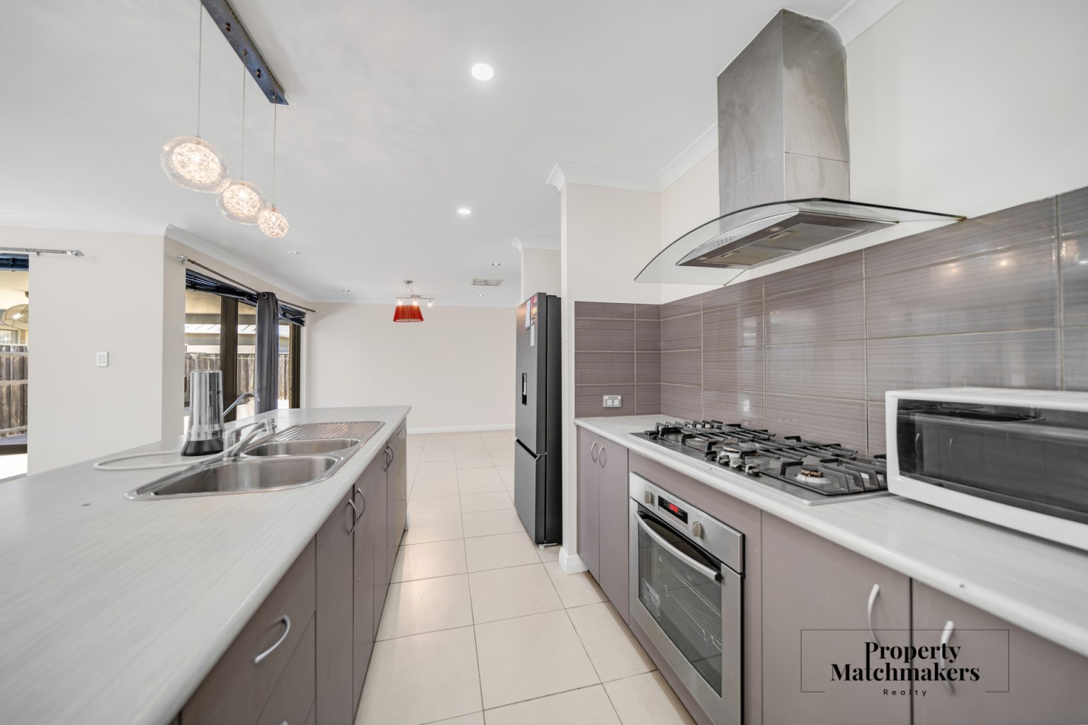 37 Pierre Bend, Ellenbrook, WA 6069 AUS