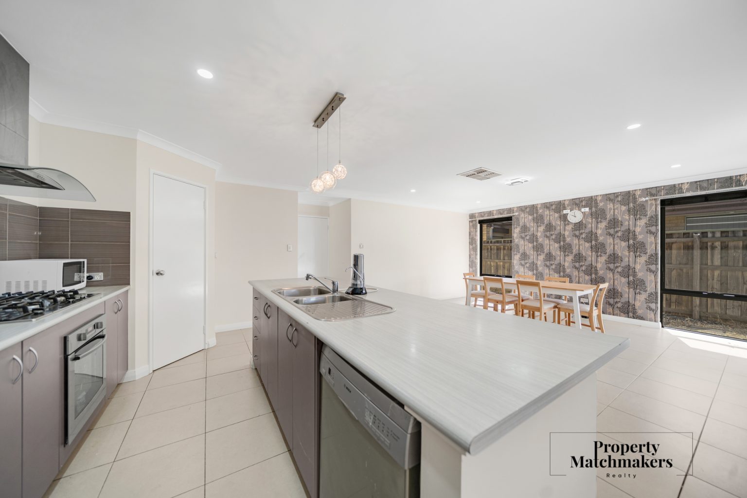37 Pierre Bend, Ellenbrook, WA 6069 AUS