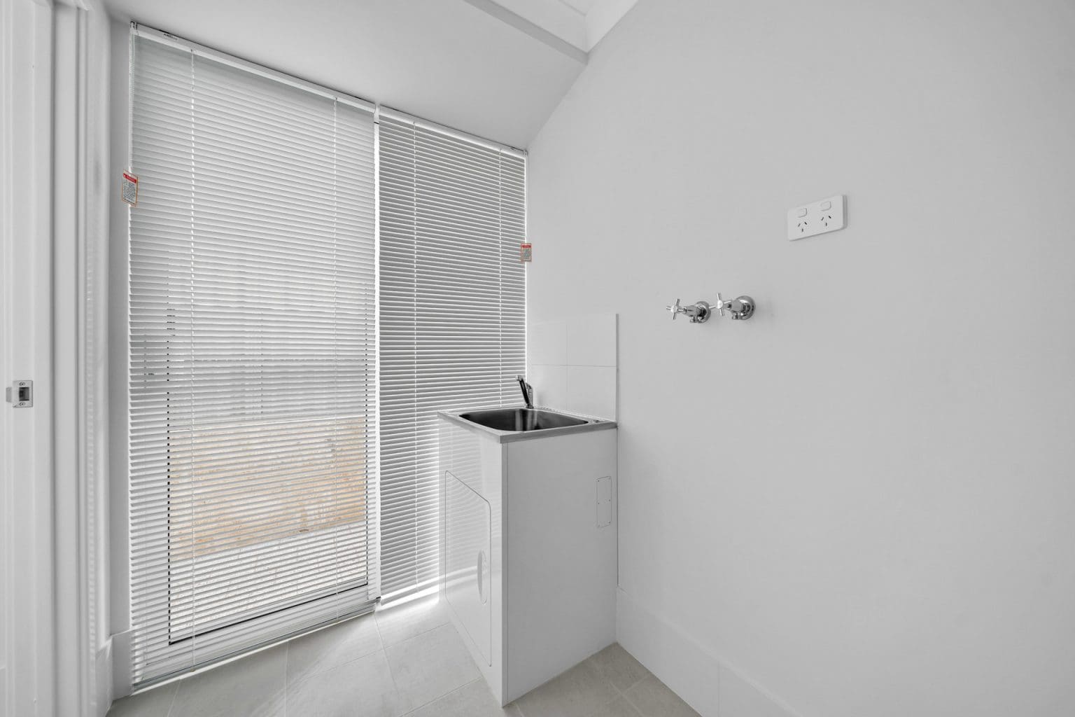 11 Eremophila Street, Sinagra, WA 6065 AUS