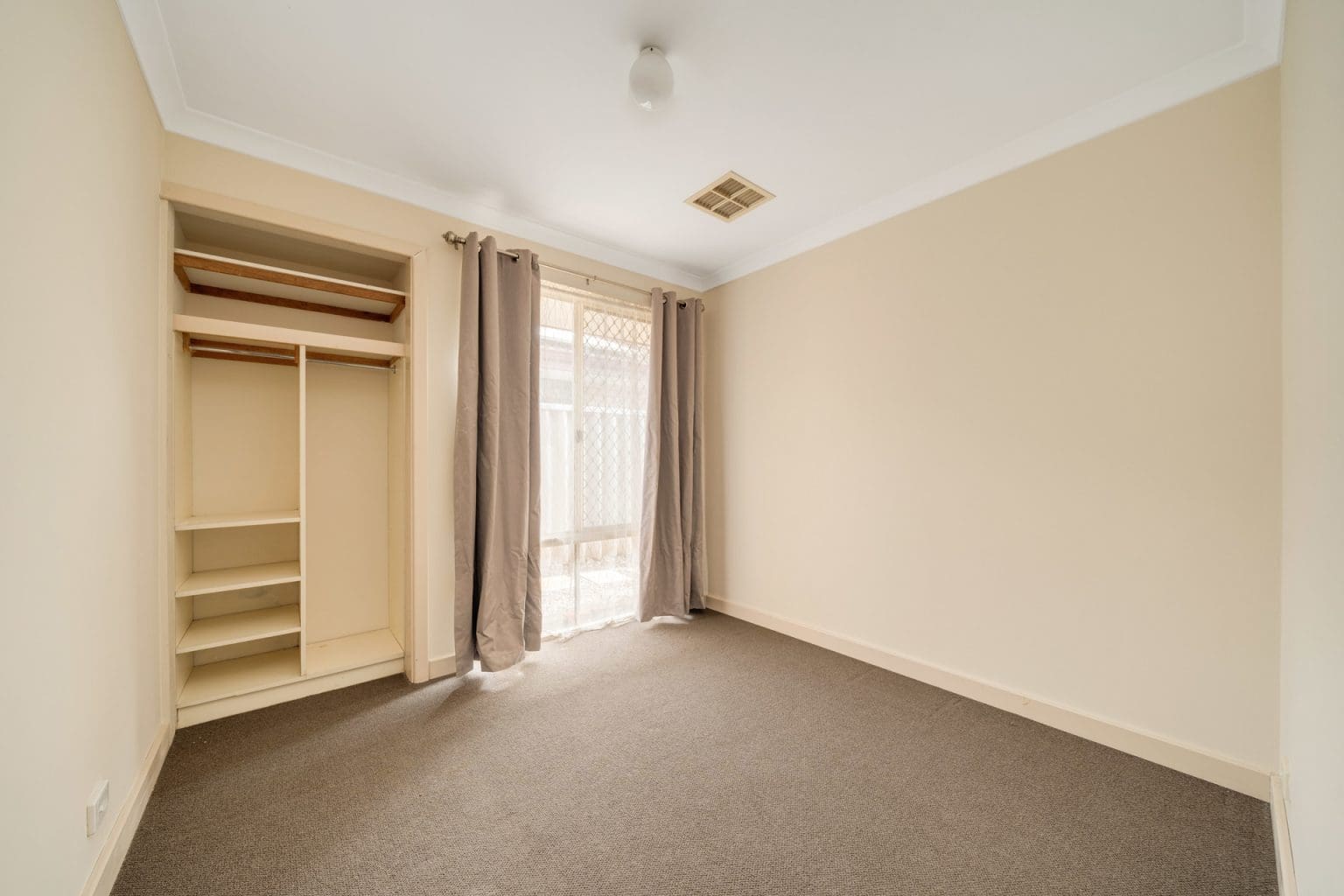 18 River Bank Drive, Gosnells, WA 6110 AUS