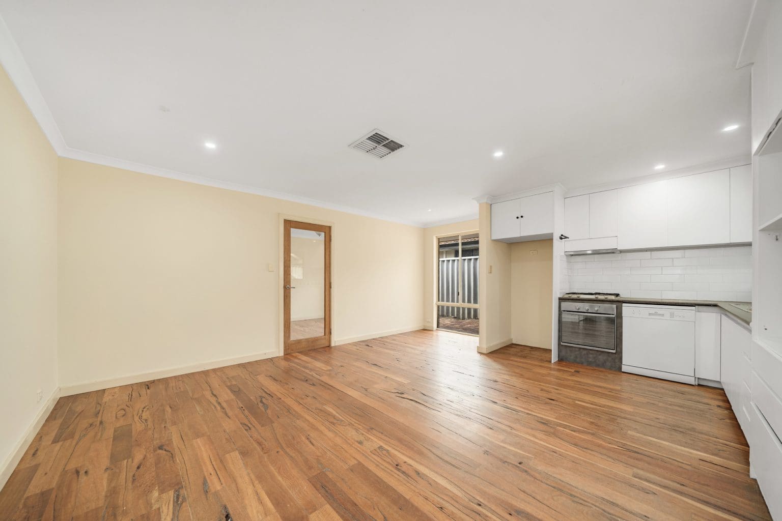 18 River Bank Drive, Gosnells, WA 6110 AUS