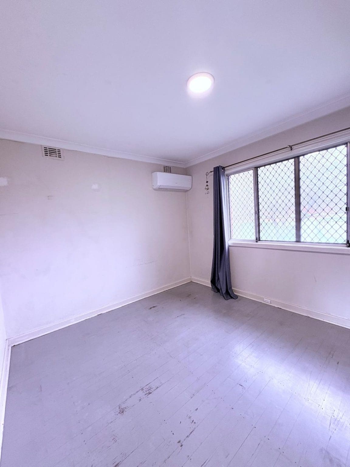 8 Shalford Way, Girrawheen, WA 6064 AUS